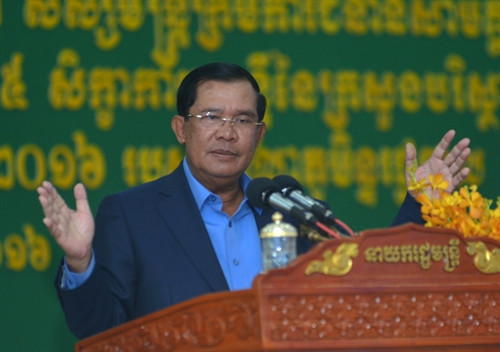 Thủ tướng Chính phủ Hoàng gia Campuchia Samdech Hun Sen tuyên bố sẽ rbắt giữ Phó Chủ tịch đảng Cứu nguy Dân tộc Campuchia (CNRP), nghị sĩ Kem Sokha ngay khi có lệnh của tòa án. .THX/TTXVN