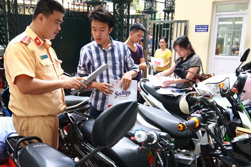 Công an quận Hai Bà Trưng, Hà Nội hướng dẫn người dân làm thủ tục đăng ký đăng ký xe mô tô điện, xe máy điện. Ảnh: Doãn Tấn – TTXVN Công an quận Hai Bà Trưng, Hà Nội hướng dẫn người dân làm thủ tục đăng ký đăng ký xe mô tô điện, xe máy điện. Ảnh: Doãn Tấn – TTXVN