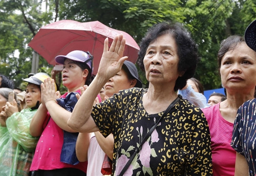 Đông đảo nhân dân đến tiễn đưa các anh về nơi an nghỉ cuối cùng. Ảnh: An Đăng - TTXVN