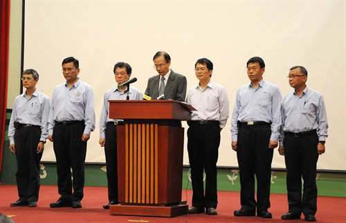 Chủ tịch Hội đồng quản trị Công ty TNHH Gang thép Hưng Nghiệp Formosa Hà Tĩnh Trần Nguyên Thành và các thành viên công ty đọc lời thừa nhận trách nhiệm gây ra sự cố môi trường biển tại 4 tỉnh miền Trung thời gian vừa qua; xin lỗi Đảng, Nhà nước và nhân dân Việt Nam cùng các cam kết bồi thường thiệt hại, khắc phục sự cố môi trường và các cam kết liên quan khác, trước đại diện các bộ, ngành Trung ương và cơ quan thông tấn, báo chí, tại Trụ sở Bộ Tài nguyên và Môi trường ở Hà Nội, chiều 29/6/2016. Ảnh: TTXVN Chủ tịch Hội đồng quản trị Công ty TNHH Gang thép Hưng Nghiệp Formosa Hà Tĩnh Trần Nguyên Thành và các thành viên công ty đọc lời thừa nhận trách nhiệm gây ra sự cố môi trường biển tại 4 tỉnh miền Trung thời gian vừa qua; xin lỗi Đảng, Nhà nước và nhân dân Việt Nam cùng các cam kết bồi thường thiệt hại, khắc phục sự cố môi trường và các cam kết liên quan khác, trước đại diện các bộ, ngành Trung ương và cơ quan thông tấn, báo chí, tại Trụ sở Bộ Tài nguyên và Môi trường ở Hà Nội, chiều 29/6/2016. Ảnh: TTXVN