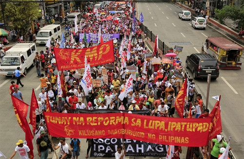 Người dân tuần hành chào mừng lễ nhậm chức của Tổng thống Rodrigo Duterte tại thủ đô Manila ngày 30/6. EPA/TTXVN
