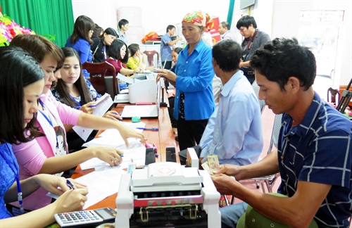 Người dân làm thủ tục nhận tiền bồi thường. Ảnh: Công Tường- TTXVN Người dân làm thủ tục nhận tiền bồi thường. Ảnh: Công Tường- TTXVN