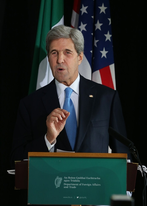 Ngoại trưởng Mỹ John Kerry cho biết cả ông và Bộ Ngoại giao đều không nhận được bất cứ thông báo nào của Cục Điều tra Liên bang Mỹ (FBI) về việc mở lại cuộc điều tra liên quan tới vụ bê bối thư điện tử của ứng viên Tổng thống đảng Dân chủ Hillary Clinton khi còn đương chức Ngoại trưởng. AP/TTXVN