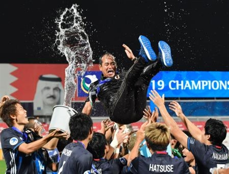 Huấn luyện viên Atsushi Uchiyama và các cầu thủ U19 Nhật Bản mừng chiến thắng sau trận đấu. Kyodo/TTXVN