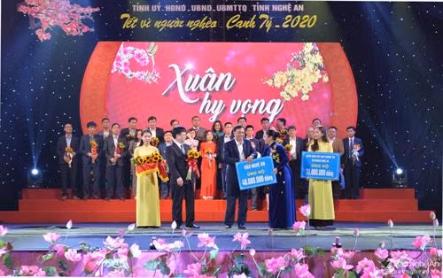 Lãnh đạo tỉnh Nghệ An tiếp nhận số tiền ủng hộ từ các cơ quan, đơn vị. Ảnh: baomoi.com