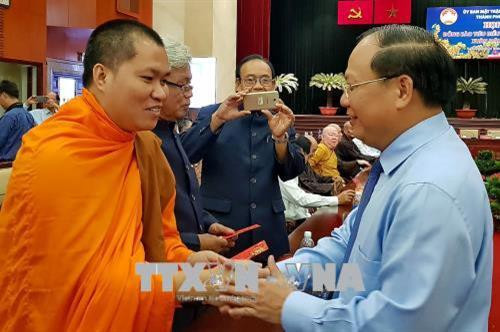 Phó Bí thư Thường trực Thành ủy Thành phố Hồ Chí Minh Tất Thành Cang với các đại biểu. Ảnh: Thế Anh-TTXVN Phó Bí thư Thường trực Thành ủy Thành phố Hồ Chí Minh Tất Thành Cang với các đại biểu. Ảnh: Thế Anh-TTXVN