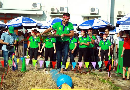 Các đội tham gia phần thi “So tài nhà nông”. Ảnh: Quang Cường – TTXVN. Các đội tham gia phần thi “So tài nhà nông”. Ảnh: Quang Cường – TTXVN.
