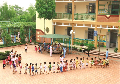 Giờ vui chơi ngoài trời của trẻ em ở Trường mầm non xã Song Phượng
