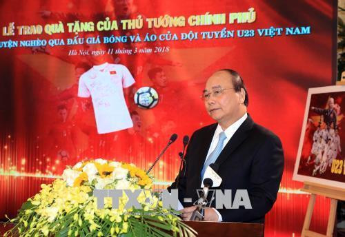Thủ tướng Nguyễn Xuân Phúc phát biểu tại lễ trao tặng số tiền cho 20 huyện nghèo qua đấu giá quả bóng và áo đấu của đội tuyển U23 Việt Nam. Ảnh: Quốc Khánh- TTXVN Thủ tướng Nguyễn Xuân Phúc phát biểu tại lễ trao tặng số tiền cho 20 huyện nghèo qua đấu giá quả bóng và áo đấu của đội tuyển U23 Việt Nam. Ảnh: Quốc Khánh- TTXVN