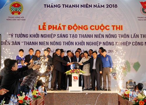 Các đại biểu nhấn nút phát động cuộc thi “Ý tưởng khởi nghiệp sáng tạo thanh niên nông thôn lần thứ I” và Diễn đàn “Thanh niên nông thôn khởi nghiệp công nghệ cao”. Ảnh: Tá Chuyên-TTXVN