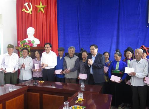 Nhân chuyến công tác, đồng chí Phạm Minh Chính đã trao tặng 20 suất quà cho 20 gia đình có hoàn cảnh đặc biệt tại xã Thanh Chăn, huyện Điện Biên. Ảnh: Xuân Tư - TTXVN Nhân chuyến công tác, đồng chí Phạm Minh Chính đã trao tặng 20 suất quà cho 20 gia đình có hoàn cảnh đặc biệt tại xã Thanh Chăn, huyện Điện Biên. Ảnh: Xuân Tư - TTXVN