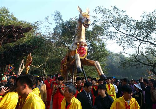 Nghi lễ rước Ngựa Thánh Gióng tại Khu di tích đền Sóc. Ảnh: Quý Trung – TTXVN Nghi lễ rước Ngựa Thánh Gióng tại Khu di tích đền Sóc. Ảnh: Quý Trung – TTXVN
