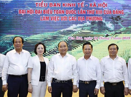 Thủ tướng Nguyễn Xuân Phúc, Trưởng Tiểu ban Kinh tế - Xã hội Đại hội đại biểu toàn quốc lần thứ XIII của Đảng với các đại biểu. Ảnh: Thống Nhất – TTXVN Thủ tướng Nguyễn Xuân Phúc, Trưởng Tiểu ban Kinh tế - Xã hội Đại hội đại biểu toàn quốc lần thứ XIII của Đảng với các đại biểu. Ảnh: Thống Nhất – TTXVN