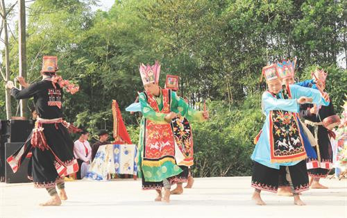 Người Dao huyện Yên Lập biểu diễn múa Chuông trong ngày hội văn hóa các dân tộc. Người Dao huyện Yên Lập biểu diễn múa Chuông trong ngày hội văn hóa các dân tộc.