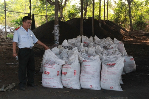 Một lượng lớn phân bón sản xuất không có giấy phép chuẩn bị được đóng bao.