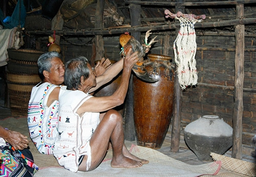 Cúng Yàng trong lễ lên nhà mới.