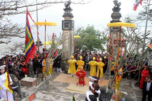 Song song với Lễ cầu ngư là Lễ đại tế tài Đền Cờn nhằm cầu mong cho mưa thuận gió hòa, ngư trường đắc lợi, an toàn, may mắn cho các ngư dân. Ảnh: Tá Chuyên – TTXVN Song song với Lễ cầu ngư là Lễ đại tế tài Đền Cờn nhằm cầu mong cho mưa thuận gió hòa, ngư trường đắc lợi, an toàn, may mắn cho các ngư dân. Ảnh: Tá Chuyên – TTXVN