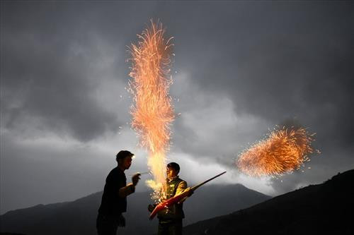 Mở đầu đại lễ cấp sắc là cầu trời đất, thỉnh Ngọc Hoàng. Sau đó các nghi thức trong lễ cấp sắc 12 đèn được tiến hành theo trình tự, các thầy sẽ đánh trống, chiêng, thổi tù và trong mỗi nghi lễ. Ảnh: laodong.vn