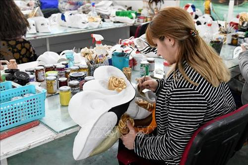 Các nhân viên làm việc tại xưởng thủ công Venice Art Mask Factory ở thành phố Shkoder, Albania, ngày 20/2. Ảnh: AFP/TTXVN Các nhân viên làm việc tại xưởng thủ công Venice Art Mask Factory ở thành phố Shkoder, Albania, ngày 20/2. Ảnh: AFP/TTXVN
