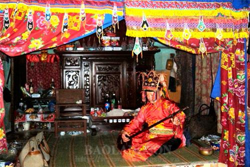 Nghệ nhân Hoàng Văn Hương, bản Chọc Loọc, thôn Ích Hữu, xã Đại An, huyện Văn Quan bên bàn thờ then của mình. Ảnh: baolangson.vn Nghệ nhân Hoàng Văn Hương, bản Chọc Loọc, thôn Ích Hữu, xã Đại An, huyện Văn Quan bên bàn thờ then của mình. Ảnh: baolangson.vn