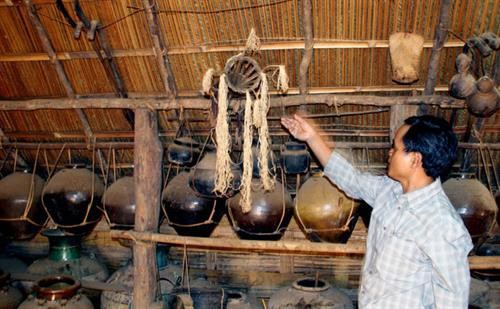 “Nào” - nơi thiêng của nhà Dài, để chiêng, ché quý. “Đor” - nơi hong lúa, bắp. Lễ làm rượu cần đãi khách. Trong không gian nhà Dài người Mạ. Bà Ka Dít với sản vật của núi rừng chuẩn bị đãi khách. Khung nhà Dài làm bằng gỗ, sàn lát tre, mái trong bằng lá mây rừng ngoài lợp tranh. Sinh hoạt hằng ngày của người Mạ bên nhà Dài. Già làng K’Diệp cùng trảy bắp với lũ trẻ trong làng. Bà cháu Giã lúa chày đôi. Bên nếp cửa nhà Dài.