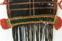 Cách trang trí như thế này ở mỗi đầu dải khố Mnông luôn là một trong những đặc điểm nổi bật để phân biệt với trang phục cùng loại của các dân tộc khác tại Trường Sơn - Tây Nguyên. Hãy chú ý trước hết đến các cụm tua màu rực rỡ được phân bố ở đôi đường biên, mép khố và sau đó là sự bố cục của các dải hoa văn hẹp trên cả hai chiều ngang dọc. Cách trang trí như thế này ở mỗi đầu dải khố Mnông luôn là một trong những đặc điểm nổi bật để phân biệt với trang phục cùng loại của các dân tộc khác tại Trường Sơn - Tây Nguyên. Hãy chú ý trước hết đến các cụm tua màu rực rỡ được phân bố ở đôi đường biên, mép khố và sau đó là sự bố cục của các dải hoa văn hẹp trên cả hai chiều ngang dọc.