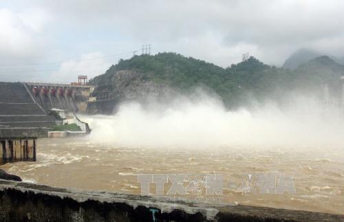 Nhà máy Thủy điện Hòa Bình tiếp tục mở cửa xả đáy. Ảnh: Vũ Hà - TTXVN Nhà máy Thủy điện Hòa Bình tiếp tục mở cửa xả đáy. Ảnh: Vũ Hà - TTXVN