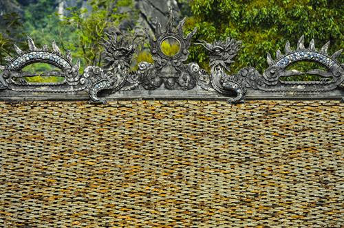 Đền được lợp ngói âm dương, trên nóc có hình "lưỡng long chầu nguyệt". Ảnh: Minh Đức - TTXVN Đền được lợp ngói âm dương, trên nóc có hình "lưỡng long chầu nguyệt". Ảnh: Minh Đức - TTXVN