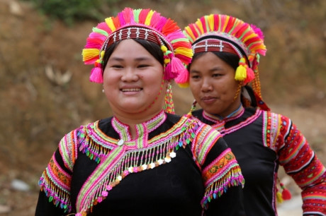 Người La Hủ hay còn gọi là Xá Lá Vàng, Cò Xung, Khù Sung, Khả Quy... hiện có khoảng 10.000 người, sinh sống chủ yếu ở đầu nguồn sông Đà, thuộc huyện Mường Tè, tỉnh Lai Châu. Tuy cuộc sống còn nhiều khó khăn, song đồng bào La Hủ nơi đây vẫn chú trọng gìn giữ bản sắc văn hóa truyền thống, nhất là phụ nữ mặc áo dài tà đen làm nổi bật vóc dáng. Phơ cơ zỡ – tiếng La Hủ có nghĩa là áo dài. Người La Hủ ở Mường Tè thường mặc áo dài tà đen. Các họa tiết, hoa văn... trên mỗi bộ trang phục phụ nữ La Hủ nói lên sự gắn bó giữa cơ thể con người trong sự vận động của cuộc sống với thiên nhiên. Áo dài của người La Hủ ngoài việc mặc ôm sát làm nổi bật đường cong của cơ thể người phụ nữ, còn đẹp ở cách phối màu sắc, cách trang trí và kỳ công của người làm. Mỗi người con gái La Hủ khi đến tuổi thành niên đều tự ý thức may cho mình một chiếc áo dài. Con gái La Hủ thường mặc loại áo cánh tay có nhiều sắc đỏ thể hiện sức sống tươi trẻ và niềm tin yêu cuộc sống. Do hoàn toàn được làm thủ công, nên thời gian để người La Hủ may một chiếc áo dài có khi mất cả tháng mới xong. Duyên dáng thiếu nữ dân tộc La Hủ. Cao nhất trên đầu là vành khăn trang trí với 5 màu sắc. Khăn quấn đầu chủ yếu được làm bằng vải đủ màu và hạt cườm rủ xuống, tạo nét khả ái cho khuôn mặt của người phụ nữ. Để có được bộ trang phục, khăn đội đầu đẹp, đòi hỏi ý tưởng sáng tạo nghệ thuật của người làm. Màu sắc chủ đạo được phối ở cánh tay và điểm xuyết bạc trắng ở thân áo. Làm đẹp cho thân áo còn có sự kết hợp của các hoa văn làm bằng nhôm hình tròn, hình tam giác. Một chiếc áo đẹp còn ở cách trang trí, bài trí những đường diềm tỉ mỉ trên thân áo, tay áo nổi bật lên trên nền vải đen với nhiều màu chỉ đen, đỏ, vàng... May tay áo là công đoạn chiếm nhiều thời gian nhất, có thể tận dụng vải cũ làm lớp lót bên trong, phía ngoài được may ngược. Một ngày với người phụ nữ La Hủ được bắt đầu bằng việc vận trang phục và công đoạn lâu nhất là bện tóc, bọc bằng sợi dây vải màu hồng. Mũ đội đầu Người La Hủ khâu ngực áo rất cẩn thận, đây là công đoạn tách rời những đường viền xếp chồng lên nhau của các loại vải. Việc này không chỉ thể hiện sự khéo léo của những người phụ nữ, mà còn là một trong những nét đẹp trong văn hóa truyền thống của người La Hủ. Vòng quấn đầu được làm từ cây song, mây trên rừng và được điểm tô bằng những chiếc ghim nhôm trang trí. Trang phục truyền thống dân tộc La Hủ đang có nguy cơ mai một, do những thách thức từ điều kiện kinh tế - xã hội.. ...Và việc đồng hóa giữa các dân tộc về phong tục, trang phục. Lớp trẻ dân tộc La Hủ ngày nay thường tự ti khi mặc áo dài dân tộc mình. Người La Hủ hay còn gọi là Xá Lá Vàng, Cò Xung, Khù Sung, Khả Quy... hiện có khoảng 10.000 người, sinh sống chủ yếu ở đầu nguồn sông Đà, thuộc huyện Mường Tè, tỉnh Lai Châu. Tuy cuộc sống còn nhiều khó khăn, song đồng bào La Hủ nơi đây vẫn chú trọng gìn giữ bản sắc văn hóa truyền thống, nhất là phụ nữ mặc áo dài tà đen làm nổi bật vóc dáng. Phơ cơ zỡ – tiếng La Hủ có nghĩa là áo dài. Người La Hủ ở Mường Tè thường mặc áo dài tà đen. Các họa tiết, hoa văn... trên mỗi bộ trang phục phụ nữ La Hủ nói lên sự gắn bó giữa cơ thể con người trong sự vận động của cuộc sống với thiên nhiên. Áo dài của người La Hủ ngoài việc mặc ôm sát làm nổi bật đường cong của cơ thể người phụ nữ, còn đẹp ở cách phối màu sắc, cách trang trí và kỳ công của người làm. Mỗi người con gái La Hủ khi đến tuổi thành niên đều tự ý thức may cho mình một chiếc áo dài. Con gái La Hủ thường mặc loại áo cánh tay có nhiều sắc đỏ thể hiện sức sống tươi trẻ và niềm tin yêu cuộc sống. Do hoàn toàn được làm thủ công, nên thời gian để người La Hủ may một chiếc áo dài có khi mất cả tháng mới xong. Duyên dáng thiếu nữ dân tộc La Hủ. Cao nhất trên đầu là vành khăn trang trí với 5 màu sắc. Khăn quấn đầu chủ yếu được làm bằng vải đủ màu và hạt cườm rủ xuống, tạo nét khả ái cho khuôn mặt của người phụ nữ. Để có được bộ trang phục, khăn đội đầu đẹp, đòi hỏi ý tưởng sáng tạo nghệ thuật của người làm. Màu sắc chủ đạo được phối ở cánh tay và điểm xuyết bạc trắng ở thân áo. Làm đẹp cho thân áo còn có sự kết hợp của các hoa văn làm bằng nhôm hình tròn, hình tam giác. Một chiếc áo đẹp còn ở cách trang trí, bài trí những đường diềm tỉ mỉ trên thân áo, tay áo nổi bật lên trên nền vải đen với nhiều màu chỉ đen, đỏ, vàng... May tay áo là công đoạn chiếm nhiều thời gian nhất, có thể tận dụng vải cũ làm lớp lót bên trong, phía ngoài được may ngược. Một ngày với người phụ nữ La Hủ được bắt đầu bằng việc vận trang phục và công đoạn lâu nhất là bện tóc, bọc bằng sợi dây vải màu hồng. Mũ đội đầu Người La Hủ khâu ngực áo rất cẩn thận, đây là công đoạn tách rời những đường viền xếp chồng lên nhau của các loại vải. Việc này không chỉ thể hiện sự khéo léo của những người phụ nữ, mà còn là một trong những nét đẹp trong văn hóa truyền thống của người La Hủ. Vòng quấn đầu được làm từ cây song, mây trên rừng và được điểm tô bằng những chiếc ghim nhôm trang trí. Trang phục truyền thống dân tộc La Hủ đang có nguy cơ mai một, do những thách thức từ điều kiện kinh tế - xã hội.. ...Và việc đồng hóa giữa các dân tộc về phong tục, trang phục. Lớp trẻ dân tộc La Hủ ngày nay thường tự ti khi mặc áo dài dân tộc mình.