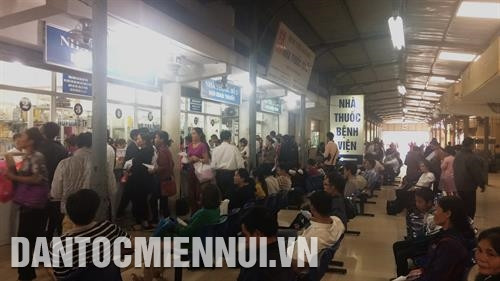 Bệnh nhân xếp hàng lấy thuốc tại bệnh viện Bạch Mai. Ảnh: pnduc Bệnh nhân xếp hàng lấy thuốc tại bệnh viện Bạch Mai. Ảnh: pnduc