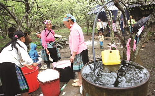 Các gia đình trong bản đang tất bật chuẩn bị những công việc của ngày Tết Các gia đình trong bản đang tất bật chuẩn bị những công việc của ngày Tết