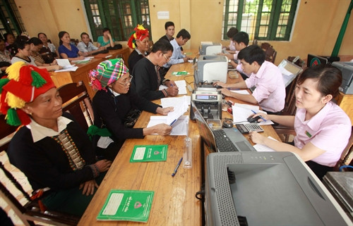 Hộ nghèo, đối tượng chính sách làm thủ tục vay vốn tại điểm giao dịch xã Xuân Giao, huyện Bảo Thắng (Lào Cai). Hộ nghèo, đối tượng chính sách làm thủ tục vay vốn tại điểm giao dịch xã Xuân Giao, huyện Bảo Thắng (Lào Cai).