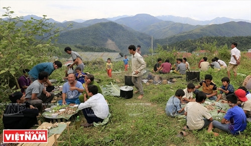 Cận cảnh mâm lễ vật cúng bản của người Cống. Mâm lễ vật này được chuẩn bị ở nhà thày mo. Thày mo làm lễ tại nhà trước khi lên vùng đất linh thiêng để làm lễ cúng bản. Người Cống rời nhà thày mo cùng lễ vật dâng lên hai vị thần nước và thần rừng. Ngoài đồ lễ được thày mo chuẩn bị, họ cũng mang theo gạo, gà và lợn để tế thần linh. Người Cống phát quang khu đất thiêng nơi có nguồn nước dẫn về bản. Trước khi làm lễ, trai bản dựng ngôi nhà nhỏ để đón thần linh về chứng kiến lễ cúng của họ. Thày mo đọc bài khấn đầu tiên trong lễ cúng để mời thần linh về cho dân bản làm lễ. Thày mo giết gà làm vật tế cầu vị thần linh che chở cho bản làng của họ được an lành. C huẩn bị đồ chín để cúng tạ ơn các vị thần. Trai bản giúp thày mo chuẩn bị lễ vật để làm lễ cúng. Thày mo rót rượu mời các vị thần sau khi thực hiện xong bài khấn. Xem bói từ gan là phần rất quan trọng của lễ cúng bản. Qua những đặc điểm của lá ga vừa tế thần, thày mo sẽ nói cho dân bản về kết quả của buổi lễ. Lễ cúng bản của người Cống chỉ dành cho đàn ông. Họ sẽ ăn uống theo cách thức cổ xưa như ông bà tổ tiên của họ ngay tại vùng đất thiêng của bản. Dấu hiệu cấm bản của người Cống. Từ lúc những “chiếc khiêng” này được cắm xuống, bản Nậm Pục sẽ nội bất xuất ngoại bất nhập. Cận cảnh mâm lễ vật cúng bản của người Cống. Mâm lễ vật này được chuẩn bị ở nhà thày mo. Thày mo làm lễ tại nhà trước khi lên vùng đất linh thiêng để làm lễ cúng bản. Người Cống rời nhà thày mo cùng lễ vật dâng lên hai vị thần nước và thần rừng. Ngoài đồ lễ được thày mo chuẩn bị, họ cũng mang theo gạo, gà và lợn để tế thần linh. Người Cống phát quang khu đất thiêng nơi có nguồn nước dẫn về bản. Trước khi làm lễ, trai bản dựng ngôi nhà nhỏ để đón thần linh về chứng kiến lễ cúng của họ. Thày mo đọc bài khấn đầu tiên trong lễ cúng để mời thần linh về cho dân bản làm lễ. Thày mo giết gà làm vật tế cầu vị thần linh che chở cho bản làng của họ được an lành. C huẩn bị đồ chín để cúng tạ ơn các vị thần. Trai bản giúp thày mo chuẩn bị lễ vật để làm lễ cúng. Thày mo rót rượu mời các vị thần sau khi thực hiện xong bài khấn. Xem bói từ gan là phần rất quan trọng của lễ cúng bản. Qua những đặc điểm của lá ga vừa tế thần, thày mo sẽ nói cho dân bản về kết quả của buổi lễ. Lễ cúng bản của người Cống chỉ dành cho đàn ông. Họ sẽ ăn uống theo cách thức cổ xưa như ông bà tổ tiên của họ ngay tại vùng đất thiêng của bản. Dấu hiệu cấm bản của người Cống. Từ lúc những “chiếc khiêng” này được cắm xuống, bản Nậm Pục sẽ nội bất xuất ngoại bất nhập.