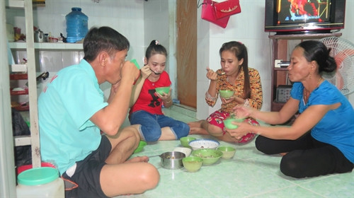 Bữa cơm của gia đình công nhân anh Chau Ann và chị Néang Sang