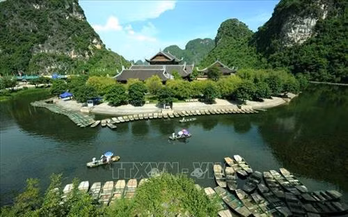 Khách du lịch trong và ngoài nước tham quan phố cổ Hội An (Quảng Nam). Phố cổ Hội An được UNESCO công nhận là di sản văn hóa thế giới năm 1999. Ảnh: Minh Đức – TTXVN Hội Gióng được đánh giá là lễ hội độc đáo ở Việt Nam và là lễ hội duy nhất trong tổng số gần 8.000 lễ hội truyền thống của Việt Nam được UNESCO công nhận là Di sản Văn hóa phi vật thể đại diện của nhân loại. Ảnh: Anh Tuấn - TTXVN Đêm Đại Nội (Huế). Quần thể di tích cố đô Huế được UNESCO công nhận là Di sản văn hóa thế giới năm 1993. Ảnh: Quốc Việt-TTXVN Đờn ca tài tử là loại hình nghệ thuật dân gian đặc trưng của vùng Nam Bộ, được UNESCO công nhận là Di sản văn hóa phi vật thể của thế giới. Ảnh: Minh Đức – TTXVN Hát quan họ trên thuyền tại đình Lim. Đây là loại hình nghệ thuật được UNESCO công nhận là di sản văn hóa phi vật thể của nhân loại năm 2009. Ảnh: Thanh Hà – TTXVN Nhã nhạc Huế - Âm nhạc cung đình Việt Nam được vinh danh là kiệt tác di sản văn hóa phi vật thể đại diện của nhân loại năm 2003. Ảnh: TTXVN Quần thể danh thắng Tràng An (Ninh Bình) được UNESCO công nhận là Di sản văn hóa và thiên nhiên thế giới. Ảnh: Minh Đức - TTXVN Di sản thiên nhiên thế giới Vịnh Hạ Long (Quảng Ninh) nhìn từ hang Bồ Nâu. Ảnh: Đình Na - TTXVN