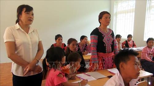 Cô giáo Hà Thị Hằng dạy đọc cho học viên nữ. Ảnh: Thanh Hải - TTXVN Cô giáo Hà Thị Hằng dạy đọc cho học viên nữ. Ảnh: Thanh Hải - TTXVN