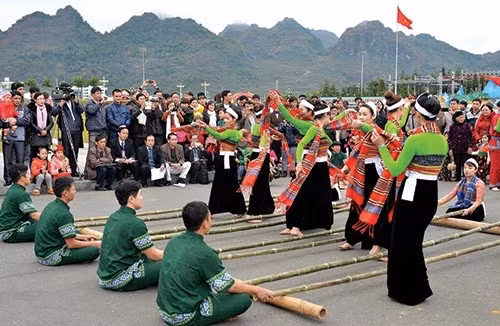 Múa sạp dân tộc Thái. Ảnh: Thanh Hà.