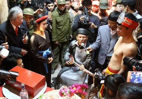 Cụ thủ từ ca văn tế trước khi trao nõ, nường cho cặp vợ chồng thực hiện nghi thức Linh tinh tình phộc.