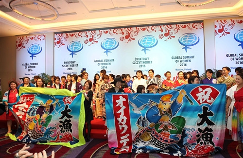 Đoàn Nhật Bản tiếp nhận vai trò đăng cai Hội nghị Thượng đỉnh Phụ nữ toàn cầu lần thứ 27, diễn ra tại thủ đô Tokyo vào tháng 5/2017. Ảnh: Quang Hải – TTXVN Đoàn Nhật Bản tiếp nhận vai trò đăng cai Hội nghị Thượng đỉnh Phụ nữ toàn cầu lần thứ 27, diễn ra tại thủ đô Tokyo vào tháng 5/2017. Ảnh: Quang Hải – TTXVN