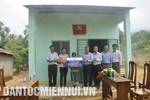 Công tác chăm lo gia đình chính sách được tỉnh Kon Tum đặc biệt quan tâm. Trong ảnh: Bàn giao nhà cho bà Y Beng, người Xê-đăng ở xã Văn Lem, huyện Đăk Tô. Ảnh: Văn Phương Cầu treo bắc qua sông Đăk Psi, huyện Đăk Hà giúp người Xê-đăng đi lại, buôn bán thuận tiện. Ảnh: Văn Phương