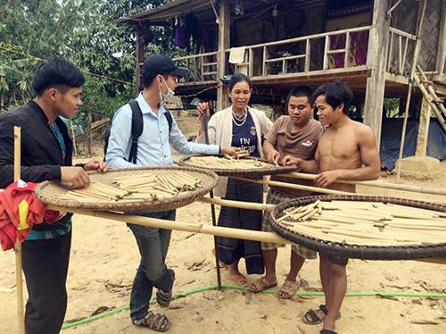 Bà con thôn Chênh Vênh, xã Hướng Phùng giới thiệu với du khách về sản phẩm ống hút. Ảnh: tinhuyquangtri.vn Bà con thôn Chênh Vênh, xã Hướng Phùng giới thiệu với du khách về sản phẩm ống hút. Ảnh: tinhuyquangtri.vn