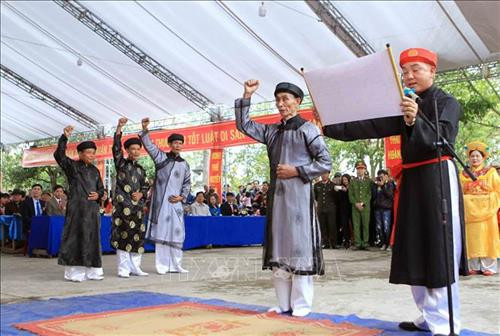 Các chức sắc trong làng uống rượu tiết "kim kê" để thực hiện lời thề. Ảnh: An Đăng - TTXVN Chủ tế làm lễ biểu thị sự quyết tâm thực hiện lời thề. Ảnh: An Đăng - TTXVN Chủ tế và các chức sắc thực hiện lời thề tại buổi lễ. Ảnh: An Đăng - TTXVN Các bô lão, chức sắc trong thôn Hoà Liễu thực hiện nghi thức thề tại Lễ hội Minh Thề. Ảnh: An Đăng - TTXVN Quang cảnh buổi Lễ Minh Thề. Ảnh: An Đăng - TTXVN