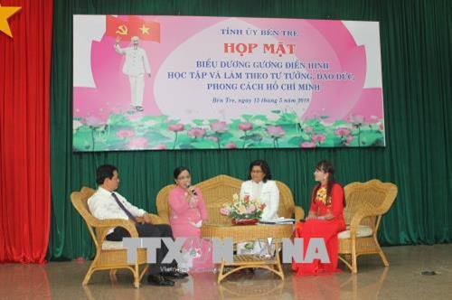 Hình ảnh trong buổi lễ Tuyên dương, khen thưởng gương điển hình học tập và làm theo tư tưởng, đạo đức, phong cách Hồ Chí Minh. Ảnh Công Trí - TTXVN