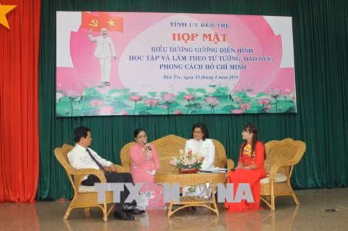 Hình ảnh trong buổi lễ Tuyên dương, khen thưởng gương điển hình học tập và làm theo tư tưởng, đạo đức, phong cách Hồ Chí Minh. Ảnh Công Trí - TTXVN