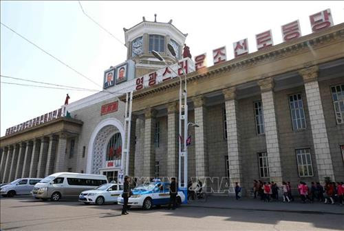 Thủ đô Bình Nhưỡng ngày nay mang một dáng vẻ hiện đại. Ảnh: Phương Hoa – TTXVN Những ngôi nhà cao tầng được sơn nhiều màu sắc mang dáng vẻ hiện đại cho Thủ đô Bình Nhưỡng. Ảnh: Phương Hoa- TTXVN Toàn cảnh thành phố Bình Nhưỡng nhìn từ trên cao. Ảnh: Phương Hoa – TTXVN Tiết mục hòa nhạc của Dàn nhạc Công Huân quốc gia Triều Tiên. Ảnh: Phương Hoa – TTXVN Đúng dịp sinh nhật của Chủ tịch Kim Nhật Thành, Triển lãm hoa được tổ chức tại Thủ đô Bình Nhưỡng. Ảnh: Phương Hoa – TTXVN Một gia đình Triều Tiên tham quan Triển lãm hoa Kim Nhật Thành. Ảnh: Phương Hoa – TTXVN Phụ nữ Triều Tiên mặc trang phục truyền thống vào xem Triển lãm hoa Kim Nhật Thành. Ảnh: Phương Hoa – TTXVN Người dân Triều Tiên xếp hàng vào xem Triển lãm hoa Kim Nhật Thành. Ảnh: Phương Hoa – TTXVN Một ngôi nhà truyền thống bên cạnh những công trình hiện đại. Ảnh: Phương Hoa – TTXVN Người dân và thiếu niên Triều Tiên đến vui chơi ở công viên. Ảnh: Phương Hoa – TTXVN Ngày cuối tuần, người dân Triều Tiên đến vui chơi ở các công viên nổi tiếng. Ảnh: Phương Hoa – TTXVN Một gian hàng dược phẩm ở Bình Nhưỡng. Ảnh: Phương Hoa – TTXVN Học sinh học môn thể thao yêu thích ở trường học. Ảnh: Phương Hoa – TTXVN Lớp học âm nhạc của học sinh Triều Tiên. Ảnh: Phương Hoa – TTXVN Lớp dạy lập trình tại Cung Học sinh Thiếu niên Vạn Cảnh Đài. Ảnh: Phương Hoa – TTXVN Triều Tiên rất chú trọng đến việc phát triển toàn diện con người, học sinh được tham gia các lớp học nghệ thuật. Ảnh: Phương Hoa- TTXVN Học sinh Triều Tiên học viết thư pháp. Ảnh: Phương Hoa – TTXVN Một cặp vợ chồng sắp cưới chụp ảnh trước Bảo tàng Chiến thắng Chiến tranh Giải phóng Tổ quốc. Ảnh: Phương Hoa – TTXVN Người dân xếp hàng trật tự lên phương tiện giao thông công cộng. Ảnh: Phương Hoa- TTXVN Cung Thái Dương Kumsusan-nơi an nghỉ của Chủ tịch Kim Nhật Thành và Kim Jong - Il. Ảnh: Phương Hoa – TTXVN Nhà ga trung tâm ở Thủ đô Bình Nhưỡng. Ảnh: Phương Hoa – TTXVN Tòa nhà Quốc hội ở Thủ đô Bình Nhưỡng. Ảnh: Phương Hoa – TTXVN Ngoài phương tiện giao thông công cộng, người dân Bình Nhưỡng thường xuyên sử dụng xe đạp. Ảnh: Phương Hoa – TTXVN Hoa nở trên đường phố cùng với những ngôi nhà cao tầng mang nhiều màu sắc rực rỡ. Ảnh: Phương Hoa – TTXVN Tượng "Vạn Lý Mã" - bức tượng nổi tiếng ở Bình Nhưỡng. Ảnh: Phương Hoa – TTXVN Những dãy phố với công trình kiến trúc hiện đại được xây dựng ở Bình Nhưỡng. Ảnh: Phương Hoa – TTXVN Nhiều chung cư cao tầng được xây dựng phục vụ chỗ ở cho người dân ở Thủ đô Bình Nhưỡng. Ảnh: Phương Hoa – TTXVN Khải Hoàn Môn - một công trình nổi tiếng ở Bình Nhưỡng. Ảnh: Phương Hoa – TTXVN Tháp Chủ thể cao 170 m là Tượng đài về học thuyết tự lực tự cường ở Triều Tiên. Ảnh: Phương Hoa – TTXVN Một công trình kiến trúc truyền thống của Triều Tiên tại Thủ đô Bình Nhưỡng. Ảnh: Phương Hoa – TTXVN Quảng trường Kim Nhật Thành, nơi tổ chức các sự kiện lớn của Triều Tiên. Ảnh: Phương Hoa – TTXVN Pin năng lượng mặt trời được sử dụng ở nhiều nơi tại Thủ đô Bình Nhưỡng. Ảnh: Phương Hoa – TTXVN Ô tô điện là phương tiện giao thông công cộng phổ biển ở Bình Nhưỡng. Ảnh: Phương Hoa – TTXVN Nhà ga Bình Nhưỡng nhìn từ trên cao. Ảnh: Phương Hoa – TTXVN Tòa nhà Ryugyong cao 330m ở Thủ đô Bình Nhưỡng. Ảnh: Phương Hoa – TTXVN Một công trình lịch sử ở Thủ đô Bình Nhưỡng. Ảnh: Phương Hoa – TTXVN Học sinh mầm non được cô giáo dẫn đi dã ngoại. Ảnh: Phương Hoa – TTXVN Thủ đô Bình Nhưỡng nhìn từ trên cao. Ảnh: Phương Hoa – TTXVN Khu Chang Jong, nơi tập trung nhiều nhà cao tầng. Ảnh: Phương Hoa – TTXVN Thủ đô Bình Nhưỡng ngày nay mang một dáng vẻ hiện đại. Ảnh: Phương Hoa – TTXVN Những ngôi nhà cao tầng được sơn nhiều màu sắc mang dáng vẻ hiện đại cho Thủ đô Bình Nhưỡng. Ảnh: Phương Hoa- TTXVN Toàn cảnh thành phố Bình Nhưỡng nhìn từ trên cao. Ảnh: Phương Hoa – TTXVN Tiết mục hòa nhạc của Dàn nhạc Công Huân quốc gia Triều Tiên. Ảnh: Phương Hoa – TTXVN Đúng dịp sinh nhật của Chủ tịch Kim Nhật Thành, Triển lãm hoa được tổ chức tại Thủ đô Bình Nhưỡng. Ảnh: Phương Hoa – TTXVN Một gia đình Triều Tiên tham quan Triển lãm hoa Kim Nhật Thành. Ảnh: Phương Hoa – TTXVN Phụ nữ Triều Tiên mặc trang phục truyền thống vào xem Triển lãm hoa Kim Nhật Thành. Ảnh: Phương Hoa – TTXVN Người dân Triều Tiên xếp hàng vào xem Triển lãm hoa Kim Nhật Thành. Ảnh: Phương Hoa – TTXVN Một ngôi nhà truyền thống bên cạnh những công trình hiện đại. Ảnh: Phương Hoa – TTXVN Người dân và thiếu niên Triều Tiên đến vui chơi ở công viên. Ảnh: Phương Hoa – TTXVN Ngày cuối tuần, người dân Triều Tiên đến vui chơi ở các công viên nổi tiếng. Ảnh: Phương Hoa – TTXVN Một gian hàng dược phẩm ở Bình Nhưỡng. Ảnh: Phương Hoa – TTXVN Học sinh học môn thể thao yêu thích ở trường học. Ảnh: Phương Hoa – TTXVN Lớp học âm nhạc của học sinh Triều Tiên. Ảnh: Phương Hoa – TTXVN Lớp dạy lập trình tại Cung Học sinh Thiếu niên Vạn Cảnh Đài. Ảnh: Phương Hoa – TTXVN Triều Tiên rất chú trọng đến việc phát triển toàn diện con người, học sinh được tham gia các lớp học nghệ thuật. Ảnh: Phương Hoa- TTXVN Học sinh Triều Tiên học viết thư pháp. Ảnh: Phương Hoa – TTXVN Một cặp vợ chồng sắp cưới chụp ảnh trước Bảo tàng Chiến thắng Chiến tranh Giải phóng Tổ quốc. Ảnh: Phương Hoa – TTXVN Người dân xếp hàng trật tự lên phương tiện giao thông công cộng. Ảnh: Phương Hoa- TTXVN Cung Thái Dương Kumsusan-nơi an nghỉ của Chủ tịch Kim Nhật Thành và Kim Jong - Il. Ảnh: Phương Hoa – TTXVN Nhà ga trung tâm ở Thủ đô Bình Nhưỡng. Ảnh: Phương Hoa – TTXVN Tòa nhà Quốc hội ở Thủ đô Bình Nhưỡng. Ảnh: Phương Hoa – TTXVN Ngoài phương tiện giao thông công cộng, người dân Bình Nhưỡng thường xuyên sử dụng xe đạp. Ảnh: Phương Hoa – TTXVN Hoa nở trên đường phố cùng với những ngôi nhà cao tầng mang nhiều màu sắc rực rỡ. Ảnh: Phương Hoa – TTXVN Tượng "Vạn Lý Mã" - bức tượng nổi tiếng ở Bình Nhưỡng. Ảnh: Phương Hoa – TTXVN Những dãy phố với công trình kiến trúc hiện đại được xây dựng ở Bình Nhưỡng. Ảnh: Phương Hoa – TTXVN Nhiều chung cư cao tầng được xây dựng phục vụ chỗ ở cho người dân ở Thủ đô Bình Nhưỡng. Ảnh: Phương Hoa – TTXVN Khải Hoàn Môn - một công trình nổi tiếng ở Bình Nhưỡng. Ảnh: Phương Hoa – TTXVN Tháp Chủ thể cao 170 m là Tượng đài về học thuyết tự lực tự cường ở Triều Tiên. Ảnh: Phương Hoa – TTXVN Một công trình kiến trúc truyền thống của Triều Tiên tại Thủ đô Bình Nhưỡng. Ảnh: Phương Hoa – TTXVN Quảng trường Kim Nhật Thành, nơi tổ chức các sự kiện lớn của Triều Tiên. Ảnh: Phương Hoa – TTXVN Pin năng lượng mặt trời được sử dụng ở nhiều nơi tại Thủ đô Bình Nhưỡng. Ảnh: Phương Hoa – TTXVN Ô tô điện là phương tiện giao thông công cộng phổ biển ở Bình Nhưỡng. Ảnh: Phương Hoa – TTXVN Nhà ga Bình Nhưỡng nhìn từ trên cao. Ảnh: Phương Hoa – TTXVN Tòa nhà Ryugyong cao 330m ở Thủ đô Bình Nhưỡng. Ảnh: Phương Hoa – TTXVN Một công trình lịch sử ở Thủ đô Bình Nhưỡng. Ảnh: Phương Hoa – TTXVN Học sinh mầm non được cô giáo dẫn đi dã ngoại. Ảnh: Phương Hoa – TTXVN Thủ đô Bình Nhưỡng nhìn từ trên cao. Ảnh: Phương Hoa – TTXVN Khu Chang Jong, nơi tập trung nhiều nhà cao tầng. Ảnh: Phương Hoa – TTXVN