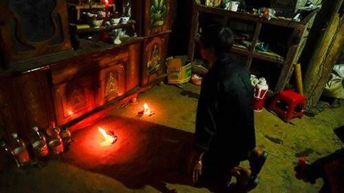 Nhà trai mổ lợn, chuẩn bị mang 100kg thịt đến nhà gái - Ảnh: Ngọc Bằng Bên nhà trai chuẩn bị cơm nước - Ảnh: Ngọc Bằng Nhà trai đưa đồ lễ gồm 6 người mang rượu thịt để nhà gái tổ chức lễ cưới mời anh em họ hàng trong làng tới dự đám cưới - Ảnh: Ngọc Bằng Phong tục té nước của nhà gái vào đoàn nhà trai với mong muốn hai vợ chồng hạnh phúc - Ảnh: Ngọc Bằng Nhà trai bàn giao rượu và thịt lợn cho nhà gái - Ảnh: Ngọc Bằng Ngày thứ hai, đoàn nhà trai mang lễ vật đến và dự cưới bên nhà gái - Ảnh: Ngọc Bằng Đoàn nhà gái té nước làm lễ cho nhà trai - Ảnh: Ngọc Bằng Họ hàng ăn uống vui vẻ - Ảnh: Ngọc Bằng Giao lễ vật - Ảnh: Ngọc Bằng Thầy cúng làm lễ - Ảnh: Ngọc Bằng Chuẩn bị trang phục cho cô dâu - Ảnh: Ngọc Bằng Cô dâu được bế lên ngựa để về nhà trai - Ảnh: Ngọc Bằng Chú rể quỳ làm lễ khi hai vợ chồng về nhà trai - Ảnh: Ngọc Bằng Chú rể cởi khăn bịt mặt cho cô dâu - Ảnh: Ngọc Bằng Đám cưới tổ chức tại nhà trai rất vui vẻ - Ảnh: Ngọc Bằng