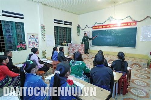 Người thầy mang quân hàm xanh - Thiếu tá Viêm Trọng Toàn, Đồn phó Đồn biên phòng A Mú Sung, huyện Bát Xát tham gia dạy học ở các lớp xóa mù chữ. Ảnh: Hoàng Hà