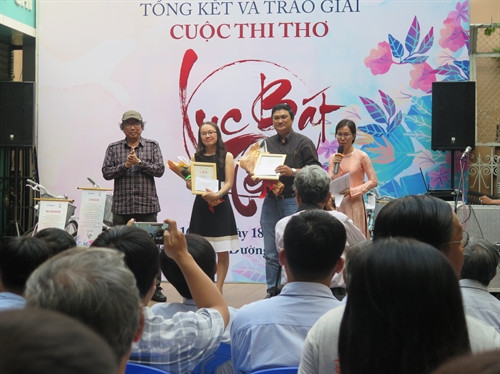 Nhà thơ Cao Xuân Sơn trao giải Ba cho các tác giả đoạt giải. Ảnh: Yến Thanh - DT&MN/TTXVN.