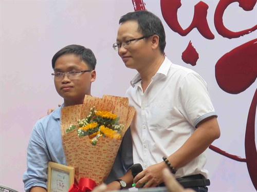 Giải Nhất đã thuộc về tác giả Nguyễn Trần Khải Duy (trái) với chùm thơ Tết: “Ghé sân thiền”, “Vừa câu chữ đủ gieo vần Chạp Giêng”, “Tiềm thức Quy Nhơn”. Ảnh: Yến Thanh - DT&MN/TTXVN. Giải Nhất đã thuộc về tác giả Nguyễn Trần Khải Duy (trái) với chùm thơ Tết: “Ghé sân thiền”, “Vừa câu chữ đủ gieo vần Chạp Giêng”, “Tiềm thức Quy Nhơn”. Ảnh: Yến Thanh - DT&MN/TTXVN.