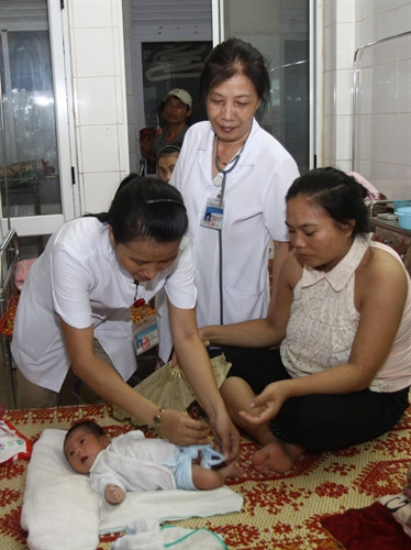 Các y, bác sỹ đang thăm khám, điều trị cho bệnh nhân khi tại Bệnh viện Đa khoa Quảng Trị. Ảnh: Hồ Cầu-TTXVN Các y, bác sỹ đang thăm khám, điều trị cho bệnh nhân khi tại Bệnh viện Đa khoa Quảng Trị. Ảnh: Hồ Cầu-TTXVN